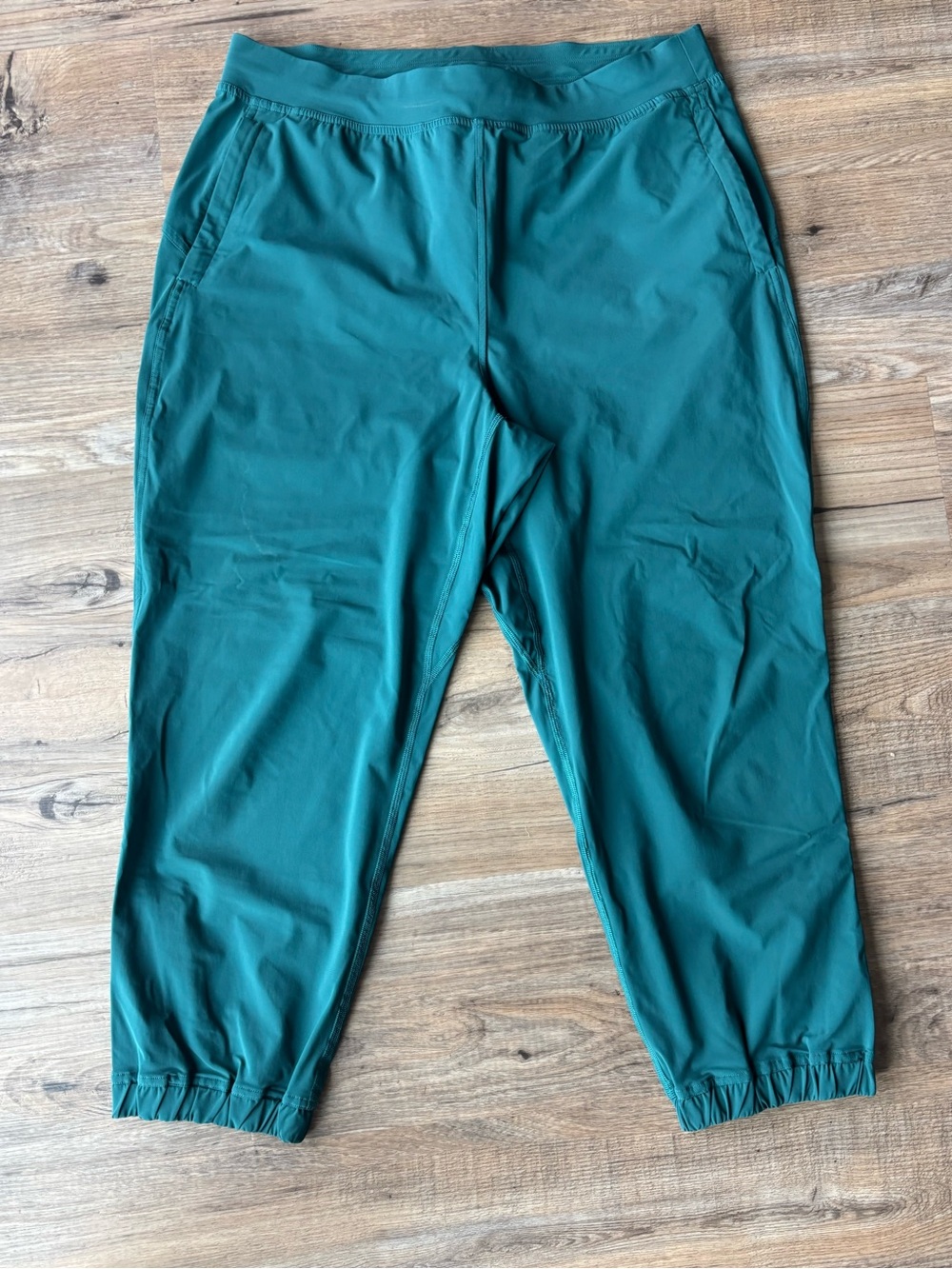 Lululemon Adapted State High-Rise Cropped Joggers (size 10)